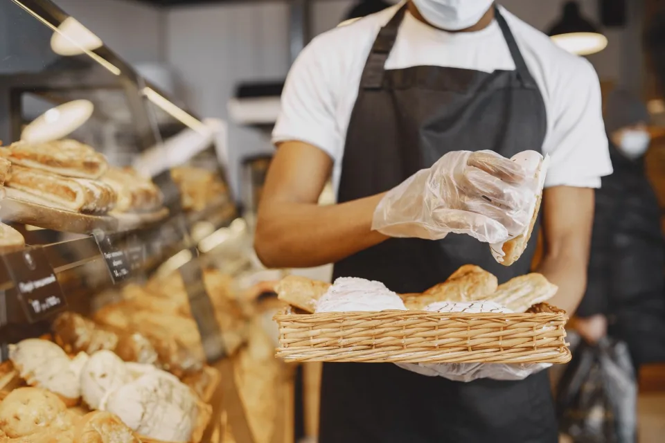Khay bánh mới ra lò tại Tiệm Bánh Đồng Tâm